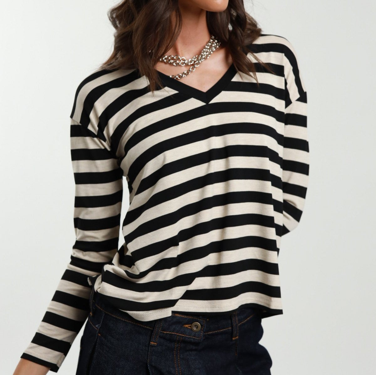 Striped Long-Sleeved Shirt with Contrasting V-Neckline – Stretch